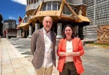 IU-Verdes llevará a los ayuntamientos una iniciativa para blindar las escuelas de música tras su aprobación en la Asamblea Regional La coordinadora regional de IUVRM, Penélope Luna, junto al diputado regional de la formación Jose Luis Álvarez-Castellanos a las puertas de la Asamblea Regional | Dominic D. Skerrett