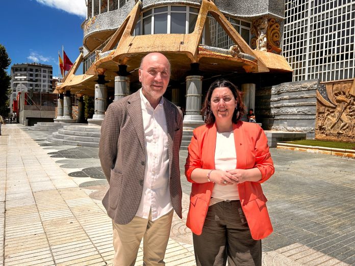 La coordinadora regional de IUVRM, Penélope Luna, junto al diputado regional de la formación Jose Luis Álvarez-Castellanos a las puertas de la Asamblea Regional | Dominic D. Skerrett