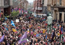 Miles de antifascistas frenan la ofensiva ultra en Glasgow