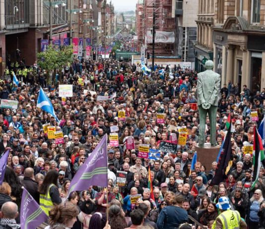 Miles de antifascistas frenan la ofensiva ultra en Glasgow