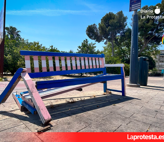 Nuevo ataque LGTBIfóbico en Murcia: destrozan el banco trans de la Plaza de los Derechos LGTBI y el colectivo No Te Prives exige su reposición inmediata Estado del banco con la bandera trans en la Plaza de los Derechos LGTBI de Murcia tras el acto de vandalismo, en un nuevo episodio de agresión contra símbolos de visibilidad y diversidad en el espacio público | Foto.- Dominic D. Skerrett