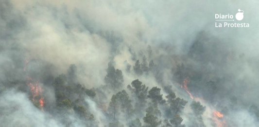 Imagen aérea del incendio que mantiene en vilo a vecinos de Los Garres y Lages. El fuego ha obligado al desalojo preventivo de viviendas y ya afecta a decenas de hectáreas de terreno forestal | Foto.- 112 RM