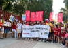 Comunidad educativa del CEIP Santa María de Gracia durante la tercera concentración a las puertas del centro, en Murcia, en protesta por la situación de la instalación eléctrica y las altas temperaturas en las aulas | Foto.- Dominic D. Skerrett