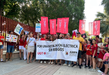 Comunidad educativa del CEIP Santa María de Gracia durante la tercera concentración a las puertas del centro, en Murcia, en protesta por la situación de la instalación eléctrica y las altas temperaturas en las aulas | Foto.- Dominic D. Skerrett