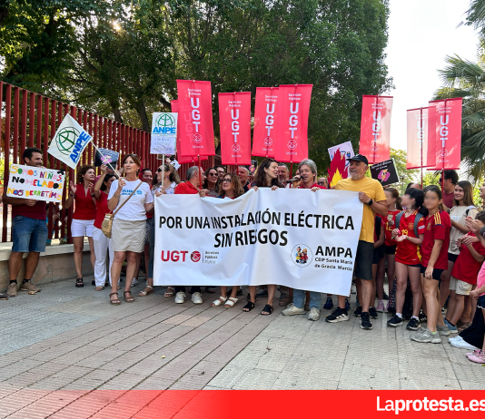 Más de un centenar de familias, docentes y alumnado vuelven a concentrarse ante el CEIP Santa María de Gracia para exigir una solución urgente al riesgo eléctrico del centro Comunidad educativa del CEIP Santa María de Gracia durante la tercera concentración a las puertas del centro, en Murcia, en protesta por la situación de la instalación eléctrica y las altas temperaturas en las aulas | Foto.- Dominic D. Skerrett