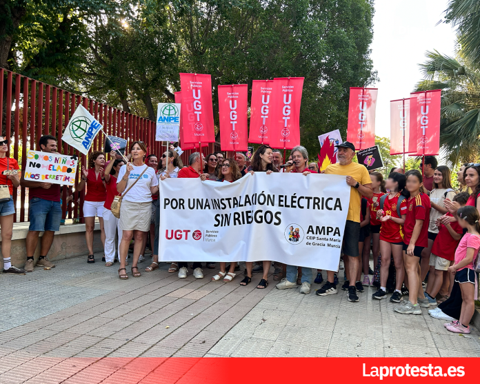 Comunidad educativa del CEIP Santa María de Gracia durante la tercera concentración a las puertas del centro, en Murcia, en protesta por la situación de la instalación eléctrica y las altas temperaturas en las aulas | Foto.- Dominic D. Skerrett
