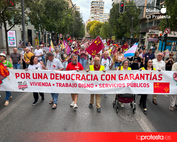 El pueblo trabajador toma las calles en el Día de la Región de Murcia: medio millar de personas marchan contra la precariedad y la especulación La cabecera de las Marchas de la Dignidad a su paso por la Gran Vía de Murcia | Dominic D. Skerrett