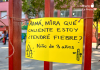 “Mamá, mira qué caliente estoy, ¿tendré fiebre?”. Un cartel en la entrada del CEIP Santa María de Gracia en Murcia denuncia el calor extremo que soporta el alumnado en las aulas de la Región | Dominic D. Skerrett