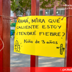 STERM Intersindical denuncia temperaturas de hasta 33,9 ºC en aulas de centros educativos públicos de la Región de Murcia “Mamá, mira qué caliente estoy, ¿tendré fiebre?”. Un cartel en la entrada del CEIP Santa María de Gracia en Murcia denuncia el calor extremo que soporta el alumnado en las aulas de la Región | Dominic D. Skerrett