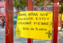 STERM Intersindical denuncia temperaturas de hasta 33,9 ºC en aulas de centros educativos públicos de la Región de Murcia “Mamá, mira qué caliente estoy, ¿tendré fiebre?”. Un cartel en la entrada del CEIP Santa María de Gracia en Murcia denuncia el calor extremo que soporta el alumnado en las aulas de la Región | Dominic D. Skerrett