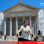 La ONU exige a España paralizar el desahucio de Maricarmen Abascal y garantizar una vivienda digna frente a la especulación inmobiliaria Maria del Carmen Abascal (87 años) a las puertas del Congreso de los Diputados (Madrid) | Cedida