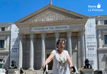 Maria del Carmen Abascal (87 años) a las puertas del Congreso de los Diputados (Madrid) | Cedida