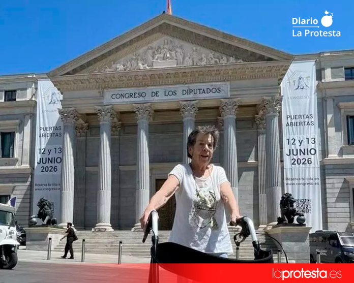 Maria del Carmen Abascal (87 años) a las puertas del Congreso de los Diputados (Madrid) | Cedida Maria del Carmen Abascal (87 años) a las puertas del Congreso de los Diputados (Madrid) | Cedida