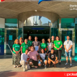 Representantes de las organizaciones convocantes posan tras registrar la denuncia en la Inspección de Trabajo en Murcia | Foto.- STERM