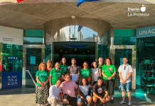 Representantes de las organizaciones convocantes posan tras registrar la denuncia en la Inspección de Trabajo en Murcia | Foto.- STERM
