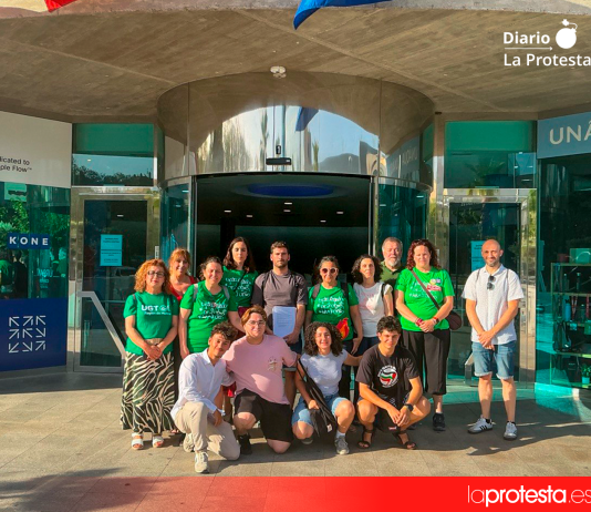 FAPA Región de Murcia, Sindicato de Estudiantes, FEMAE, CCOO, STERM y UGT denuncian ante la Inspección de Trabajo las altas temperaturas en los centros educativos de la Región Representantes de las organizaciones convocantes posan tras registrar la denuncia en la Inspección de Trabajo en Murcia | Foto.- STERM