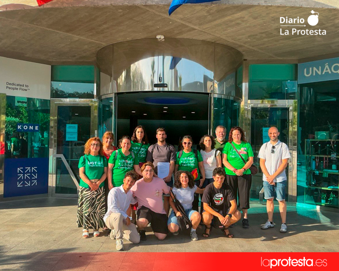 Representantes de las organizaciones convocantes posan tras registrar la denuncia en la Inspección de Trabajo en Murcia | Foto.- STERM