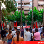 Banderas rojas y mensajes de unidad de clase marcaron la concentración de la AJT Murcia Sur en la Plaza de Zarandona contra el racismo, la xenofobia y la islamofobia en el Barrio del Carmen | AJT