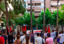 Banderas rojas y mensajes de unidad de clase marcaron la concentración de la AJT Murcia Sur en la Plaza de Zarandona contra el racismo, la xenofobia y la islamofobia en el Barrio del Carmen | AJT