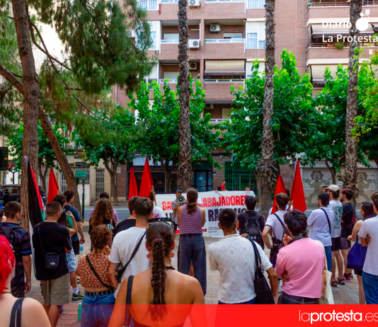 Banderas rojas y mensajes de unidad de clase marcaron la concentración de la AJT Murcia Sur en la Plaza de Zarandona contra el racismo, la xenofobia y la islamofobia en el Barrio del Carmen | AJT