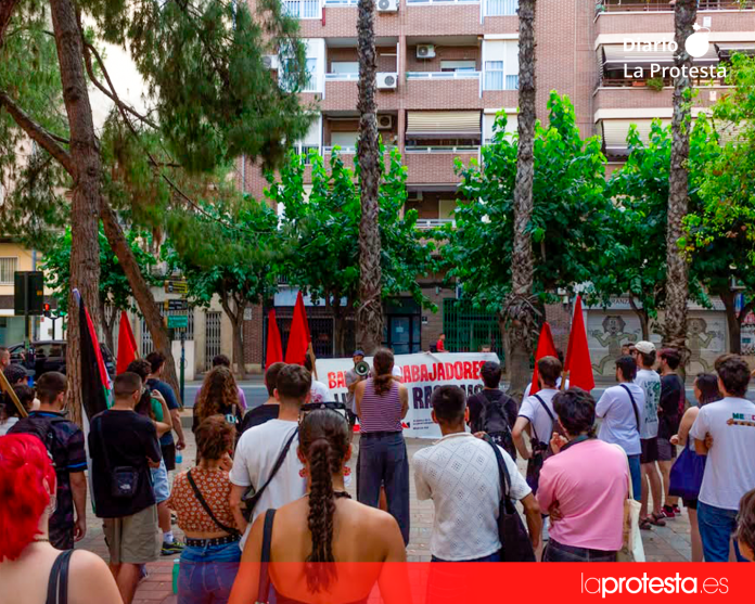 Banderas rojas y mensajes de unidad de clase marcaron la concentración de la AJT Murcia Sur en la Plaza de Zarandona contra el racismo, la xenofobia y la islamofobia en el Barrio del Carmen | AJT Banderas rojas y mensajes de unidad de clase marcaron la concentración de la AJT Murcia Sur en la Plaza de Zarandona contra el racismo, la xenofobia y la islamofobia en el Barrio del Carmen | AJT
