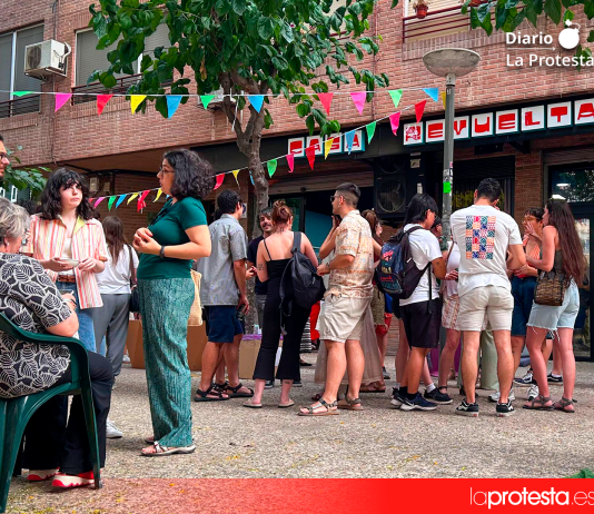 Un momento de la inauguración de Casa Revuelta, el nuevo espacio comunitario impulsado por vecinas del barrio de El Carmen | Foto.- Dominic D. Skerrett