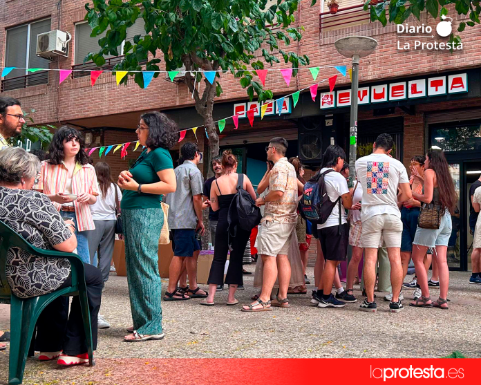 Un momento de la inauguración de Casa Revuelta, el nuevo espacio comunitario impulsado por vecinas del barrio de El Carmen | Foto.- Dominic D. Skerrett