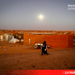 Una mujer saharaui camina por la wilaya de Ausserd, en los campamentos de refugiados de Tinduf (Argelia), donde decenas de miles de personas sobreviven desde hace casi cinco décadas a la espera de una solución justa al conflicto del Sáhara Occidental. Foto: Dominic D. Skerrett