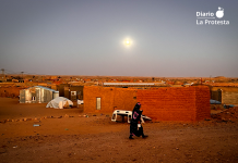 Una mujer saharaui camina por la wilaya de Ausserd, en los campamentos de refugiados de Tinduf (Argelia), donde decenas de miles de personas sobreviven desde hace casi cinco décadas a la espera de una solución justa al conflicto del Sáhara Occidental. Foto: Dominic D. Skerrett