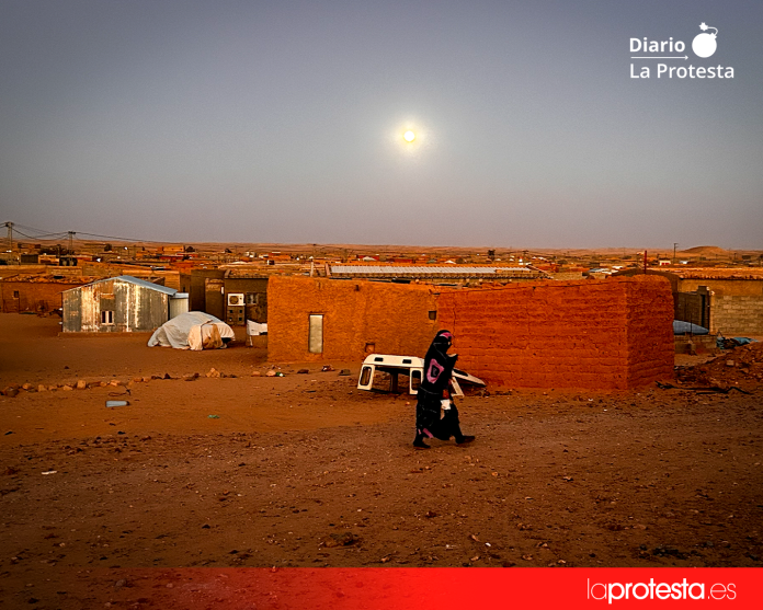 Una mujer saharaui camina por la wilaya de Ausserd, en los campamentos de refugiados de Tinduf (Argelia), donde decenas de miles de personas sobreviven desde hace casi cinco décadas a la espera de una solución justa al conflicto del Sáhara Occidental. Foto: Dominic D. Skerrett
