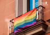 Bandera arcoíris en un balcón, en una imagen de archivo | IStock