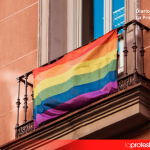 Una pareja homosexual denuncia amenazas de muerte en Cartagena tras colocar una bandera arcoíris en el balcón de su vivienda Bandera arcoíris en un balcón, en una imagen de archivo | IStock