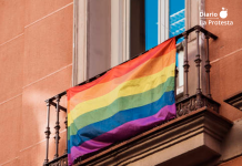 Bandera arcoíris en un balcón, en una imagen de archivo | IStock