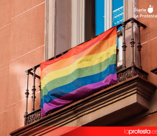 Una pareja homosexual denuncia amenazas de muerte en Cartagena tras colocar una bandera arcoíris en el balcón de su vivienda Bandera arcoíris en un balcón, en una imagen de archivo | IStock