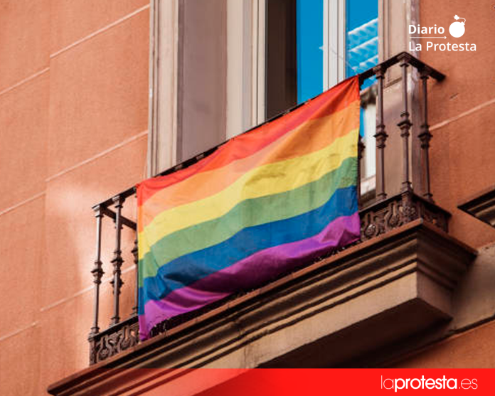 Bandera arcoíris en un balcón, en una imagen de archivo | IStock Bandera arcoíris en un balcón, en una imagen de archivo | IStock