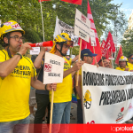 Los bomberos forestales llevan sus protestas a San Esteban y exigen al Gobierno regional más plantilla y salarios dignos: «Por menos de un euro al día asumimos riesgos que ponen en peligro nuestra integridad física» Tercer viernes consecutivo de movilizaciones del colectivo de bomberos forestales, que ha trasladado sus reivindicaciones a las puertas de San Esteban ante la falta de avances en las negociaciones con el Gobierno regional | Dominic D. Skerrett