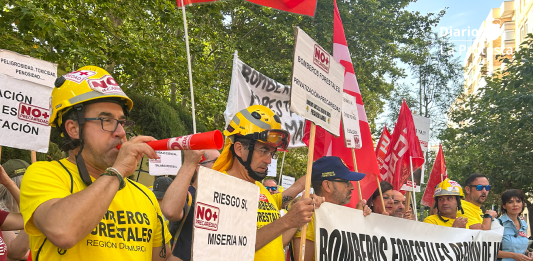 Tercer viernes consecutivo de movilizaciones del colectivo de bomberos forestales, que ha trasladado sus reivindicaciones a las puertas de San Esteban ante la falta de avances en las negociaciones con el Gobierno regional | Dominic D. Skerrett