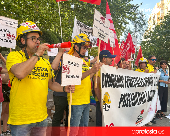 Tercer viernes consecutivo de movilizaciones del colectivo de bomberos forestales, que ha trasladado sus reivindicaciones a las puertas de San Esteban ante la falta de avances en las negociaciones con el Gobierno regional | Dominic D. Skerrett Tercer viernes consecutivo de movilizaciones del colectivo de bomberos forestales, que ha trasladado sus reivindicaciones a las puertas de San Esteban ante la falta de avances en las negociaciones con el Gobierno regional | Dominic D. Skerrett