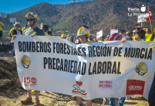 Bomberos forestales y vecinos protestan en Los Garres sobre la zona afectada por el incendio del 2 de junio, exigiendo medios y mejoras en el sistema de emergencias | Foto.- José Coy