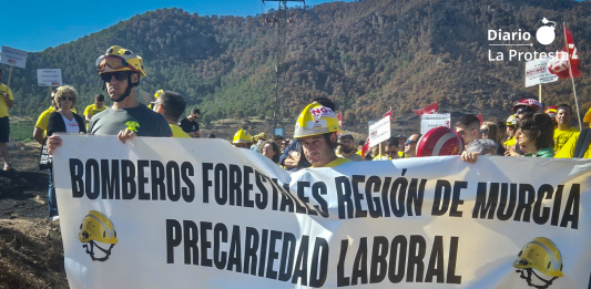 Bomberos forestales y vecinos protestan en Los Garres sobre la zona afectada por el incendio del 2 de junio, exigiendo medios y mejoras en el sistema de emergencias | Foto.- José Coy