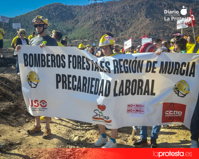 Bomberos forestales y vecinos protestan en Los Garres sobre la zona afectada por el incendio del 2 de junio, exigiendo medios y mejoras en el sistema de emergencias | Foto.- José Coy Bomberos forestales y vecinos protestan en Los Garres sobre la zona afectada por el incendio del 2 de junio, exigiendo medios y mejoras en el sistema de emergencias | Foto.- José Coy