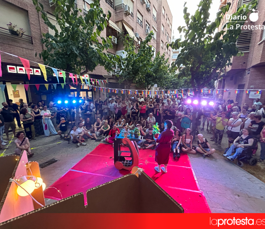Integrantes de Bancal de Candanga durante su actuación en la Plaza Cecilio Pineda, uno de los momentos más celebrados de la jornada | Dominic D. Skerrett