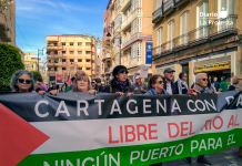 Convocatoria en el puerto de Cartagena ante la llegada del Chemical Luna: “Impidamos el desembarco de mercancía procedente de territorios ocupados” Imagen de archivo de una movilización ciudadana desde el centro hasta el puerto de Cartagena contra la llegada del buque Borkum | Dominic D. Skerrett