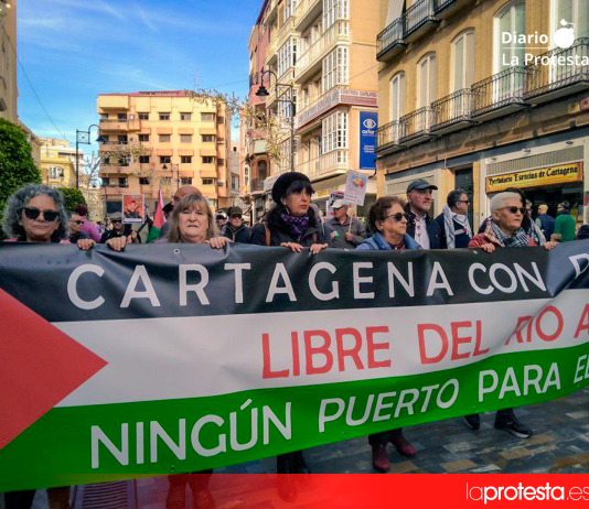 Convocatoria en el puerto de Cartagena ante la llegada del Chemical Luna: “Impidamos el desembarco de mercancía procedente de territorios ocupados” Imagen de archivo de una movilización ciudadana desde el centro hasta el puerto de Cartagena contra la llegada del buque Borkum | Dominic D. Skerrett