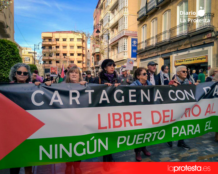 Imagen de archivo de una movilización ciudadana desde el centro hasta el puerto de Cartagena contra la llegada del buque Borkum | Dominic D. Skerrett Imagen de archivo de una movilización ciudadana desde el centro hasta el puerto de Cartagena contra la llegada del buque Borkum | Dominic D. Skerrett