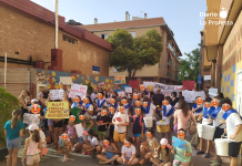 El PP de Murcia y el Gobierno de López Miras llegan al final del curso sin resolver el problema del calor extremo en el CEIP Nuestra Señora de los Ángeles Familias, alumnado y docentes del CEIP Nuestra Señora de los Ángeles, concentrados esta mañana para reclamar la climatización urgente de las aulas | Cedida