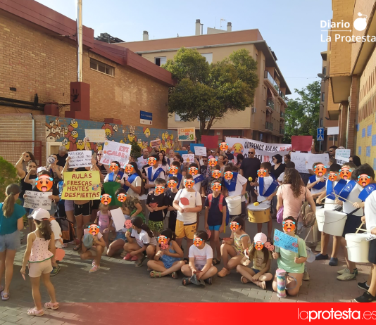 Familias, alumnado y docentes del CEIP Nuestra Señora de los Ángeles, concentrados esta mañana para reclamar la climatización urgente de las aulas | Cedida