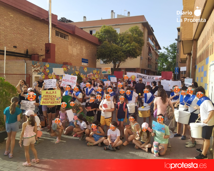 Familias, alumnado y docentes del CEIP Nuestra Señora de los Ángeles, concentrados esta mañana para reclamar la climatización urgente de las aulas | Cedida Familias, alumnado y docentes del CEIP Nuestra Señora de los Ángeles, concentrados esta mañana para reclamar la climatización urgente de las aulas | Cedida
