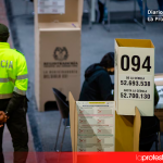 Colombianos en Murcia, Alicante y Valencia acuden a las urnas en una jornada que definirá el rumbo del país Presencia de la policía en una casilla electoral, en Bogotá, en una imagen de archivo | Sebastián Barros (Universal Images Group via Getty Images)