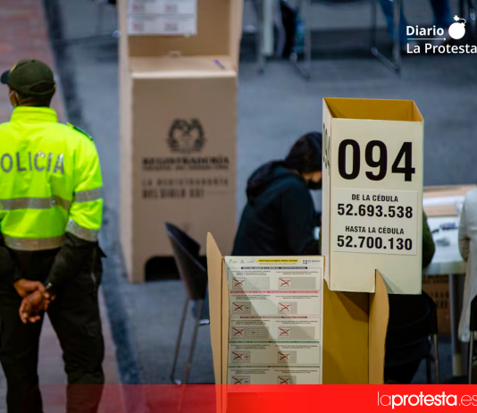 Colombianos en Murcia, Alicante y Valencia acuden a las urnas en una jornada que definirá el rumbo del país Presencia de la policía en una casilla electoral, en Bogotá, en una imagen de archivo | Sebastián Barros (Universal Images Group via Getty Images)